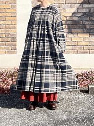 maison de SOIL/�᥾��ɥ����롡 HANDWOVEN HEAVY COTTON CHECK CREW-NECK DRESS WITH MINI PINTUCK������INMDS25734��[����̵��]