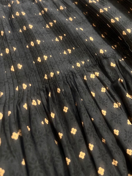 maison de soil /᥾ɥ롡80s COTTON VOILE CONTRAST FLOWER HAND SCREEN PRINT FLARED SKIRT WITH MINI PINTUCKINMDS25774[̵]