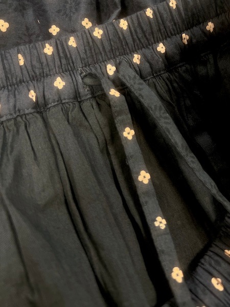 maison de soil /᥾ɥ롡80s COTTON VOILE CONTRAST FLOWER HAND SCREEN PRINT FLARED SKIRT WITH MINI PINTUCKINMDS25774[̵]