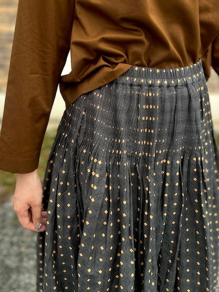 maison de soil /᥾ɥ롡80s COTTON VOILE CONTRAST FLOWER HAND SCREEN PRINT FLARED SKIRT WITH MINI PINTUCKINMDS25774[̵]