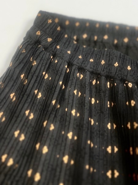 maison de soil /᥾ɥ롡80s COTTON VOILE CONTRAST FLOWER HAND SCREEN PRINT FLARED SKIRT WITH MINI PINTUCKINMDS25774[̵]