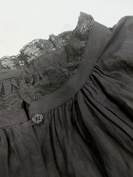 SOIL/ソイル 80s COTTON VOILE LACE LACE&LOOP BUTTON GATHERED SMOCK
