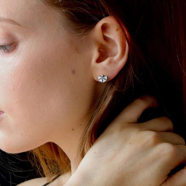 天然石シェル ストーンピアス