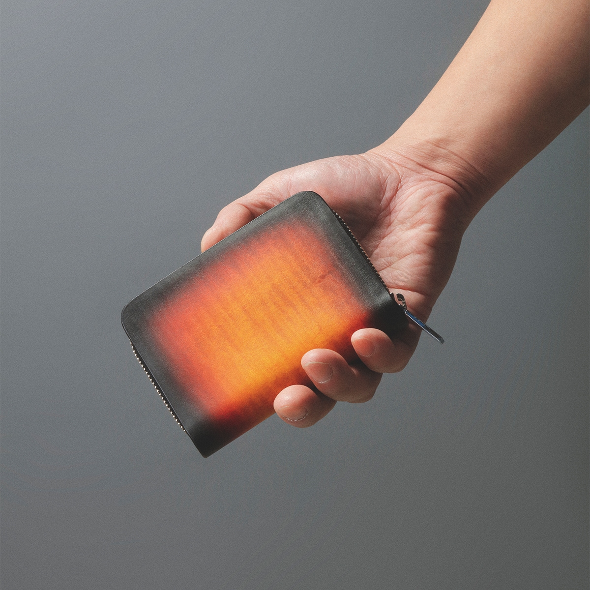 ラウンドファスナー ショートウォレット/サンニーロ/カーリーメイプル/サドルレザー