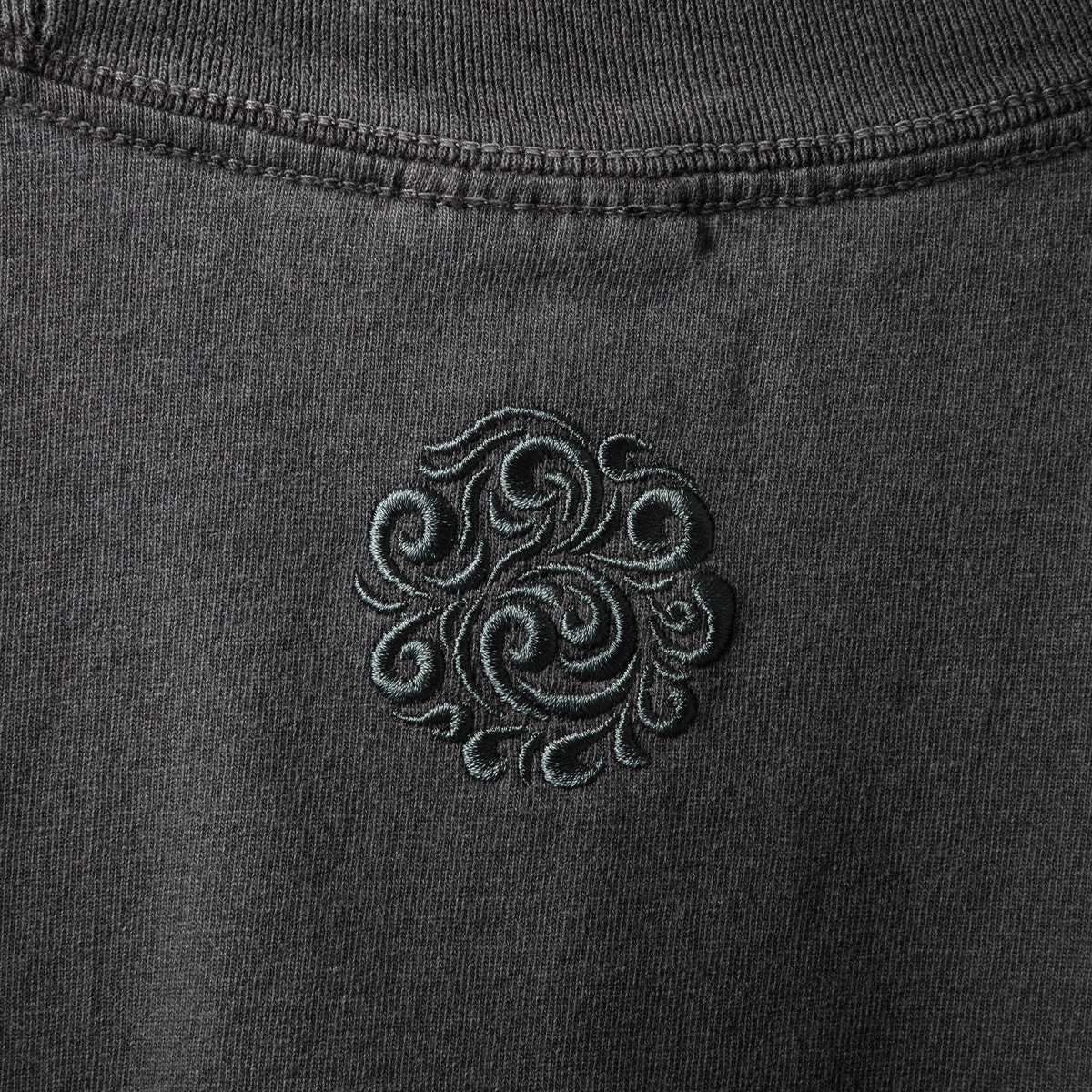 SAAD 25AW 27TH ANNIVERSARY アラベスク 刺繍 TEE Tシャツ シャドウブラック