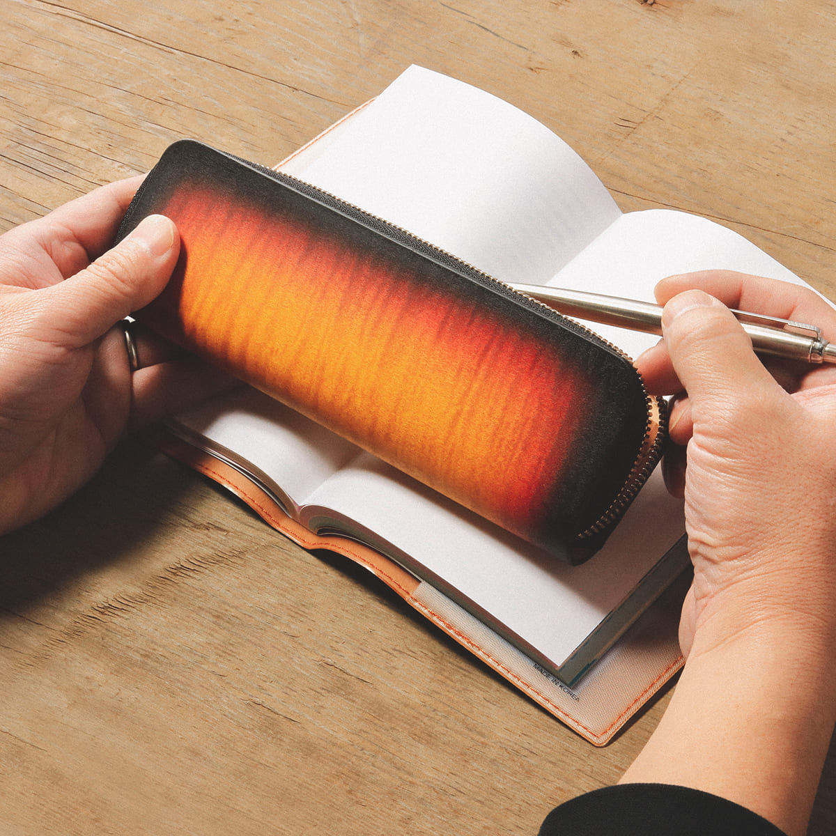 ペンケース/サンニーロ/カーリーメイプル/サドルレザー