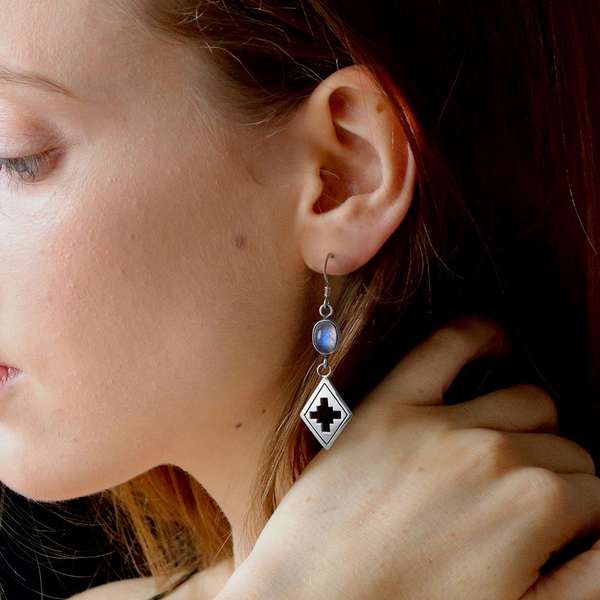 天然石レインボームーンストーン ストーンピアス【片耳】