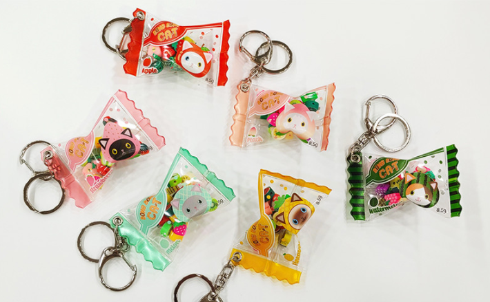 ★新品★ 未使用品　50本セット 空港 滑走路キーホルダー　包装袋 50枚付き ジャンボキャンディー袋キーホルダー(透明生地・ボールビーズ