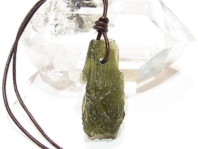 PA00065K モルダバイト（原石）穴あきペンダントトップ チェコ産