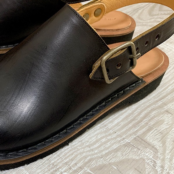 ヒラキヒミ レザー ブラック サボサンダル バックル付き PRODUCT