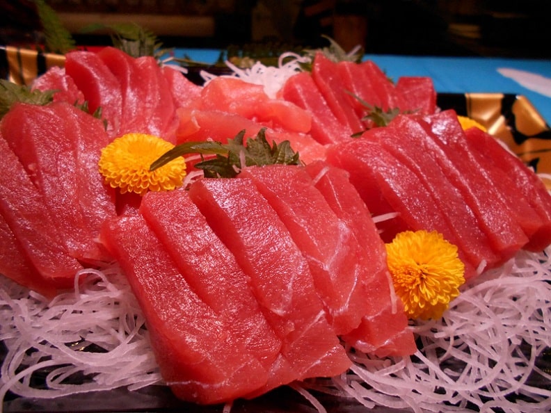 【新宮水産（株）】一度も冷凍されていない和歌山県那智勝浦産生メバチマグロ（送料込）