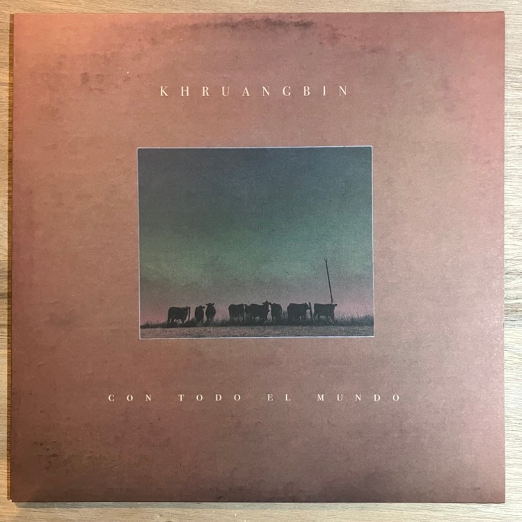 KHRUANGBIN / CON TODO EL MUNDO
