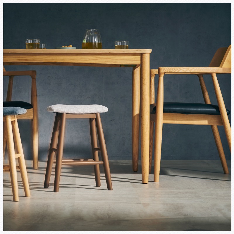 キッチンやランドリールームで使える 軽量 スリムなスツール スラットスツール