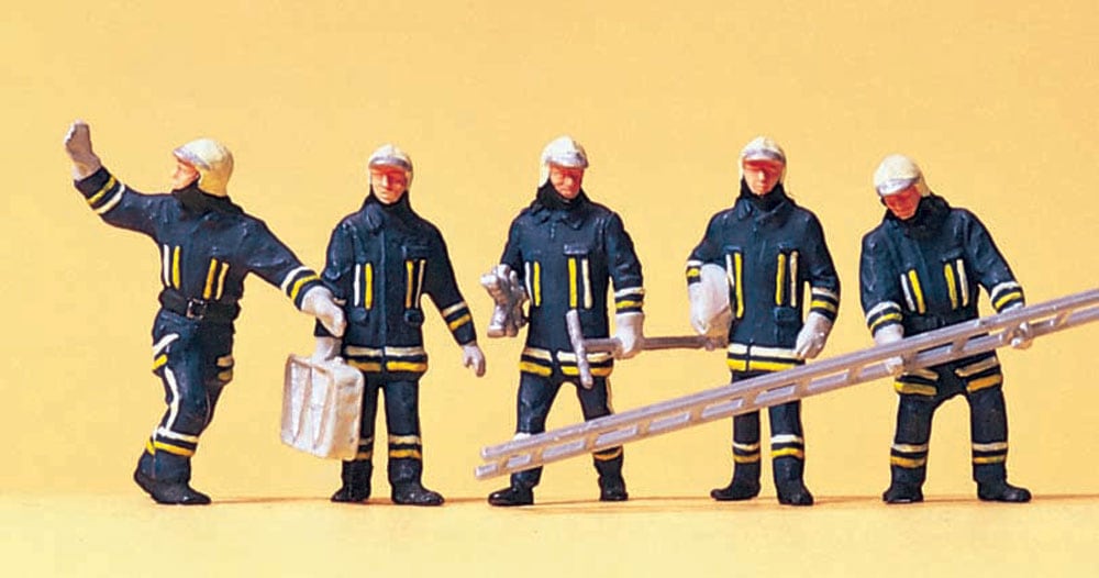 火災現場に到着した消防隊員 ：プライザー 塗装済完成品 HO(1/87