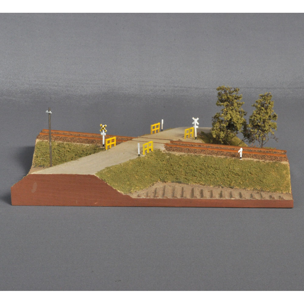 踏み切りのある風景 宮下洋一 塗装済完成品 16 5mmゲージ Ho 1 80 完成ジオラマ 作家作品 宮下洋一 ショップさかつう Com