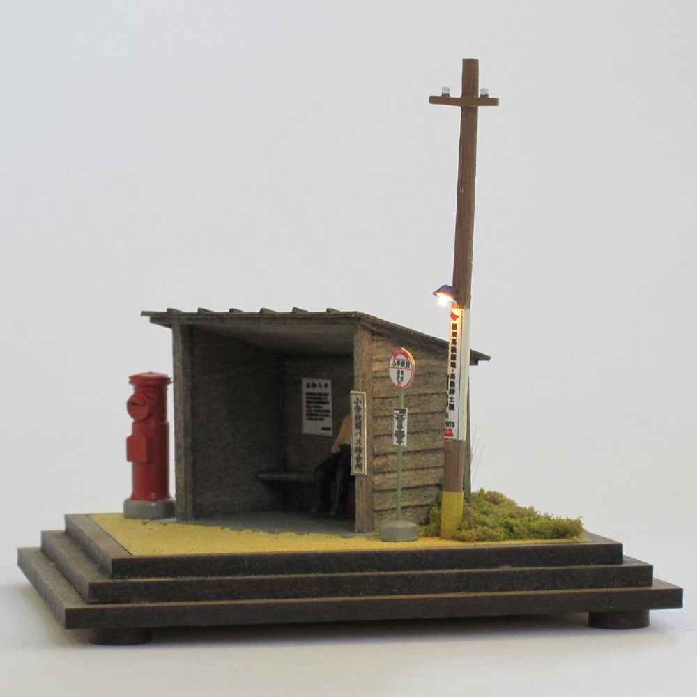 昭和ジオラマ バス停とオートバイ 昭和のバス停」 ：伊藤敏男 塗装済完成品 1/87 | 完成ジオラマ,作家
