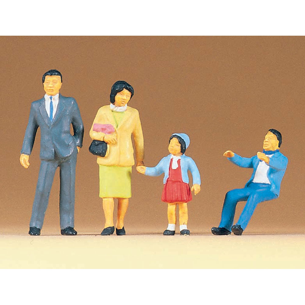 日本人の家族連れ ：プライザー 塗装済完成品 1/43 65301 | 人物,座っ
