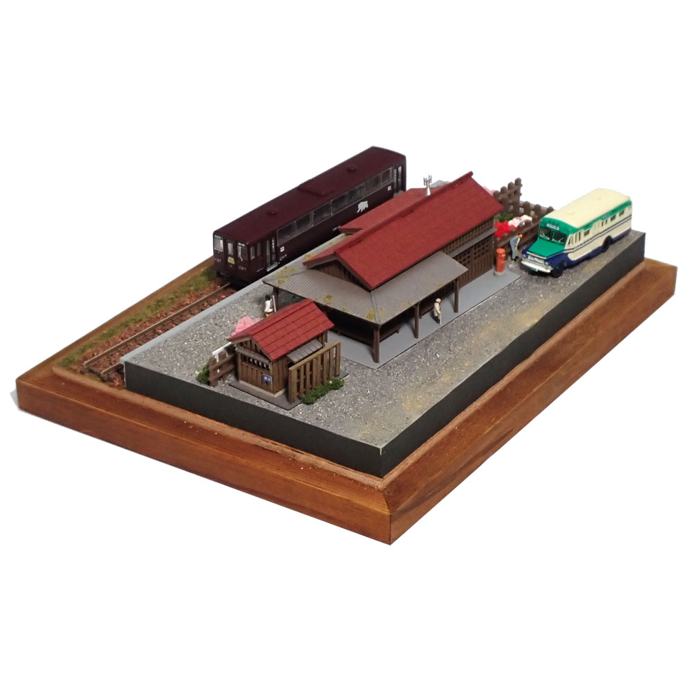 鉄道ジオラマ 上神梅駅（車両、バス付き） ：昭和浪漫堂 塗装済完成品 1/150