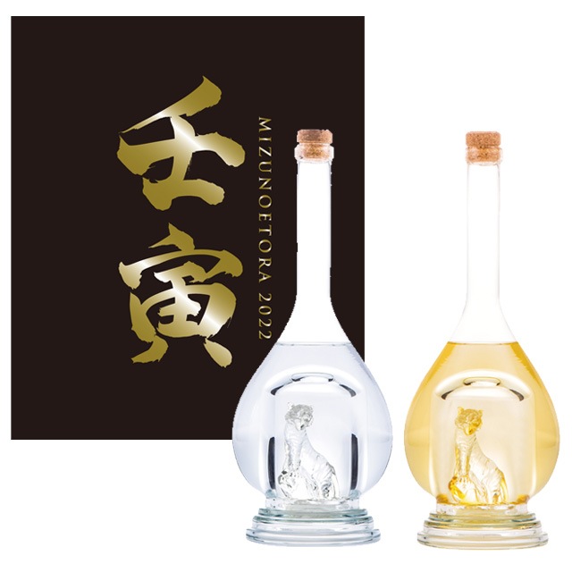 【送料無料】予約品 12月1日より出荷予定！八鹿酒造 2022年 干支ボトル 壬寅（みずのえ とら） 熟成麦焼酎・純米大吟醸セット  500ml各1本 化粧箱入 