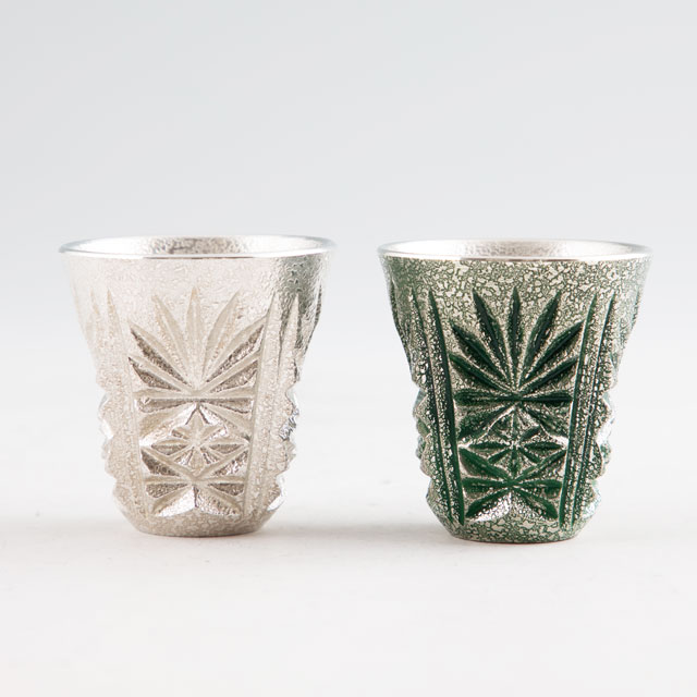 薩摩錫器 錫 切子ぐい呑み 漆緑色加工・白色 45ml 2個セット 97 110-1 岩切美巧堂　代引不可|酒器|薩摩錫器