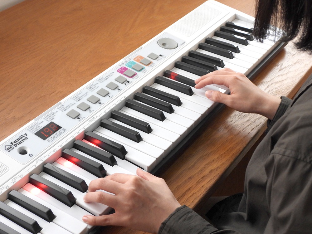 光鍵盤 キーボード 61鍵盤 onetone FamiLy Piano OTFP-100 【  ファミリーピアノ ワントーン ピアノ 光る ナビゲーション レッスン ライト 軽量 電子 デジタル OTFP100 プレゼントに最適 】