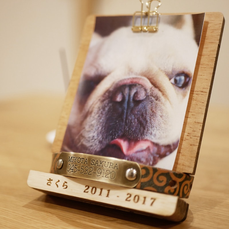 思い出の首輪とあわせて使える『木製名いれフォトスタンド』　メモリアル　