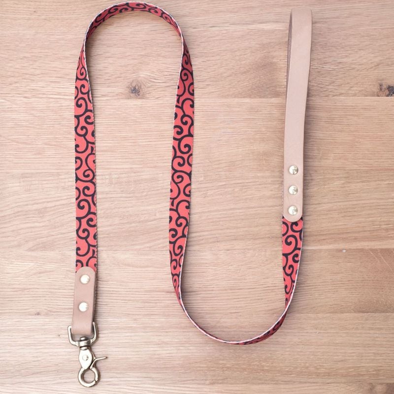 朱色に黒からくさ模様リード　真鍮製ナスカン　　小・中・大型犬用16/24mm幅　持ち手ヌメ革　　A2682