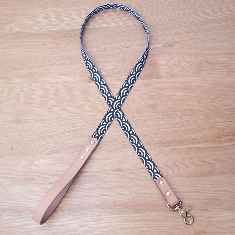 黒色青海波紋様リード　真鍮製ナスカン　　小・中・大型犬用16/24mm幅　持ち手ヌメ革　　A2683