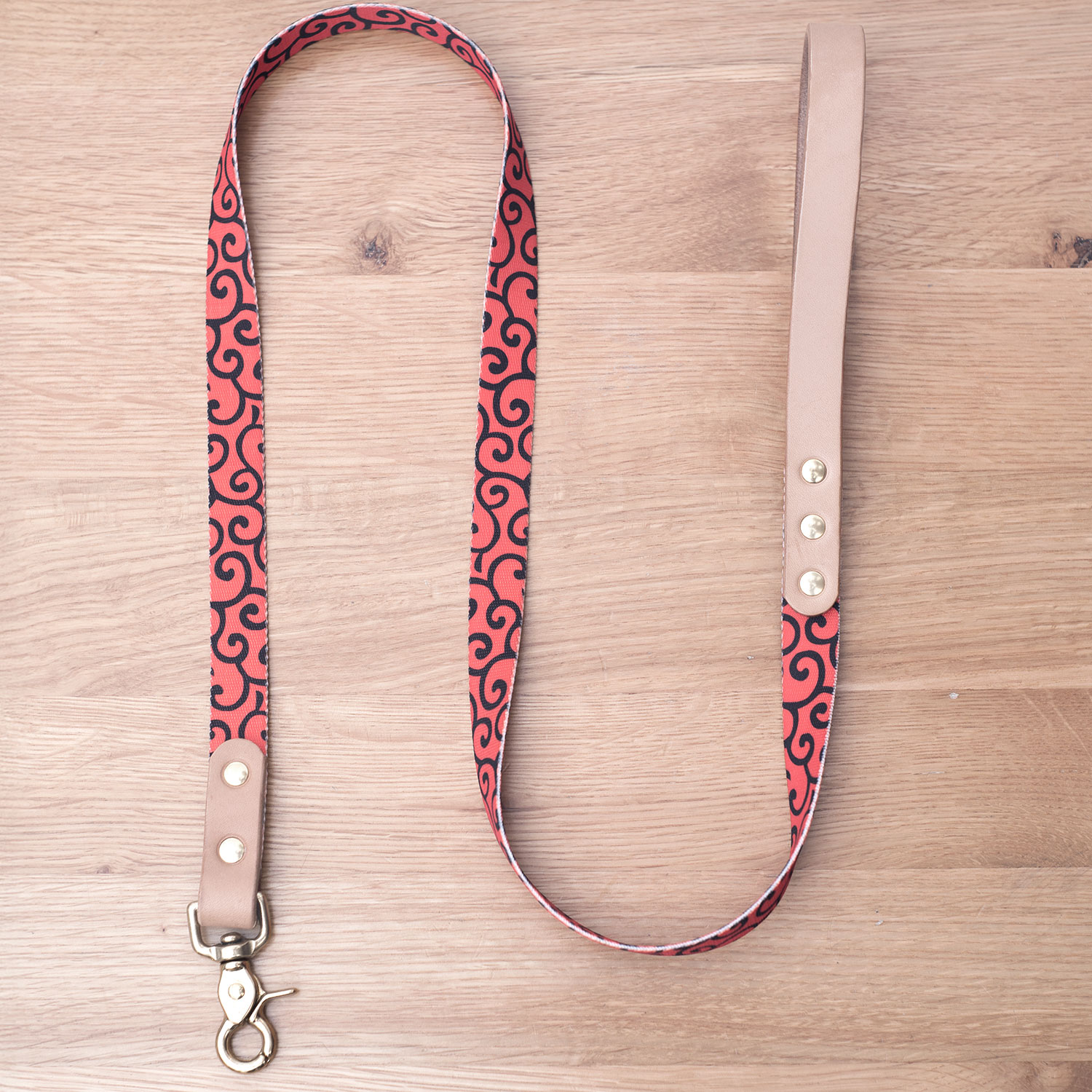 朱色に黒からくさ模様リード　真鍮製ナスカン　　小・中・大型犬用16/24mm幅　持ち手ヌメ革　　A2682