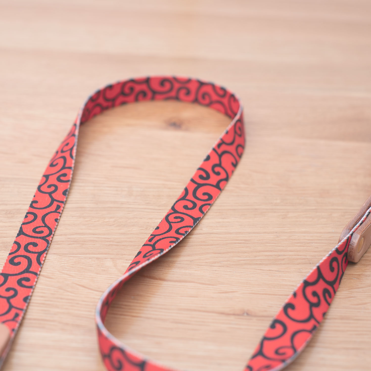 朱色に黒からくさ模様リード　真鍮製ナスカン　　小・中・大型犬用16/24mm幅　持ち手ヌメ革　　A2682