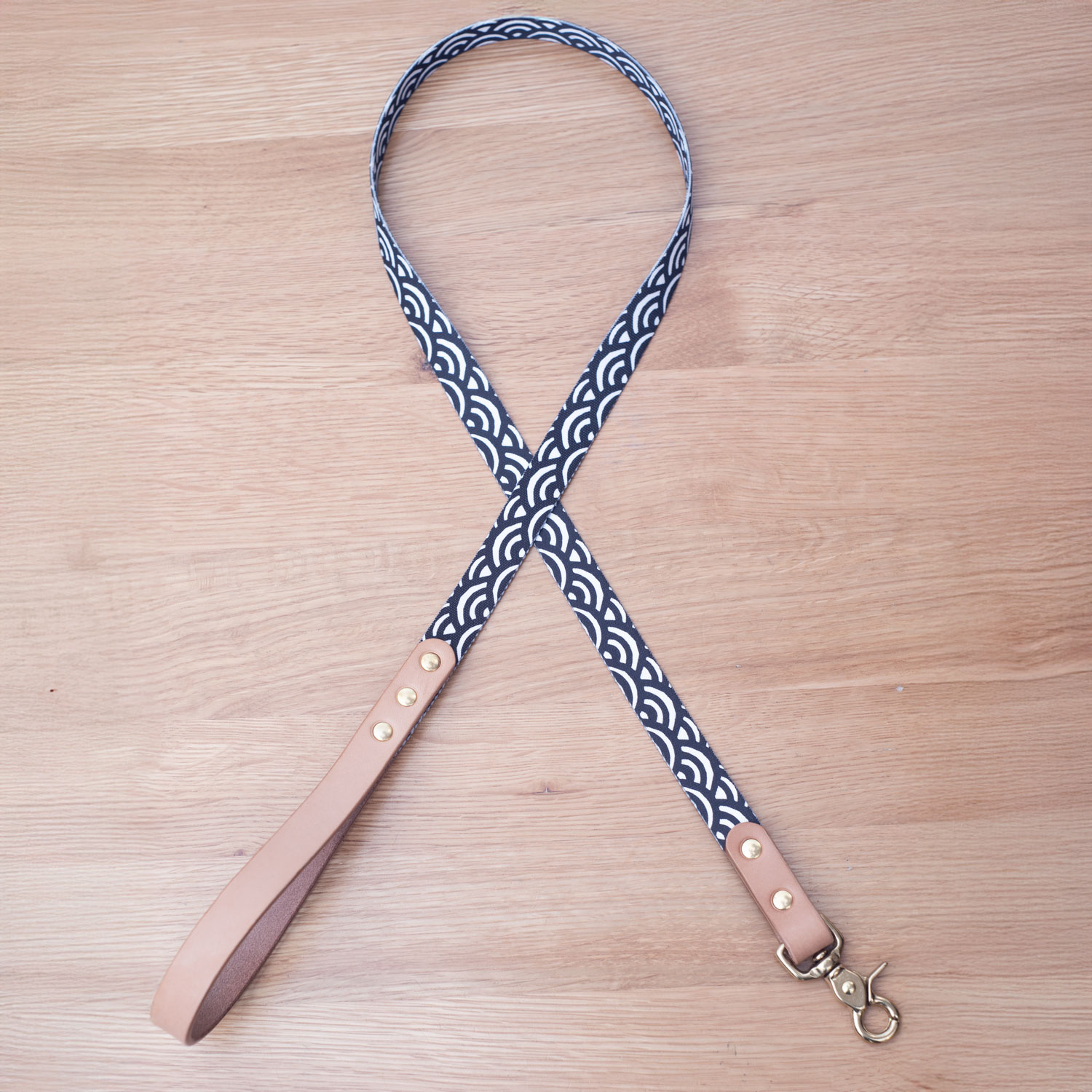 黒色青海波紋様リード　真鍮製ナスカン　　小・中・大型犬用16/24mm幅　持ち手ヌメ革　　A2683