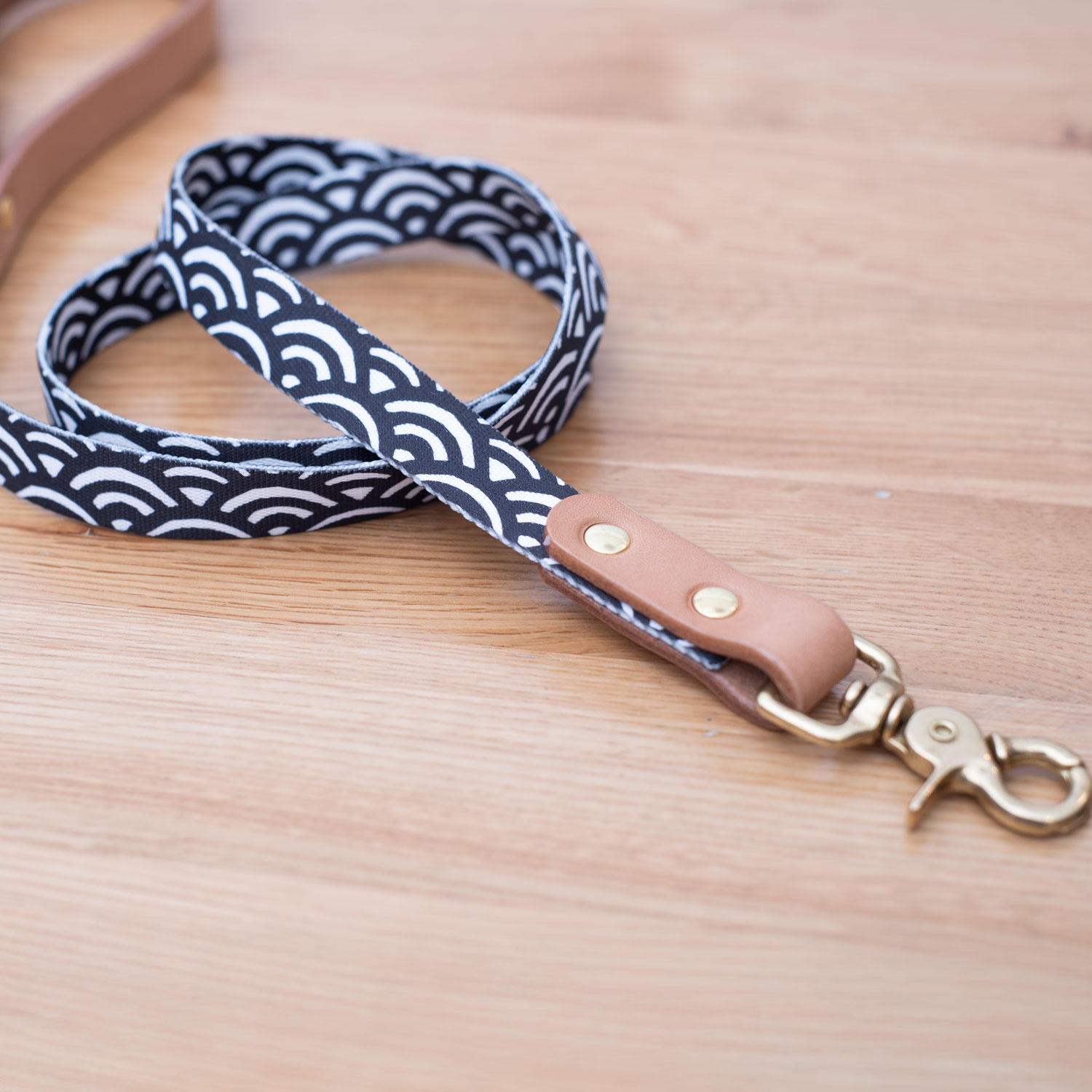 黒色青海波紋様リード　真鍮製ナスカン　　小・中・大型犬用16/24mm幅　持ち手ヌメ革　　A2683