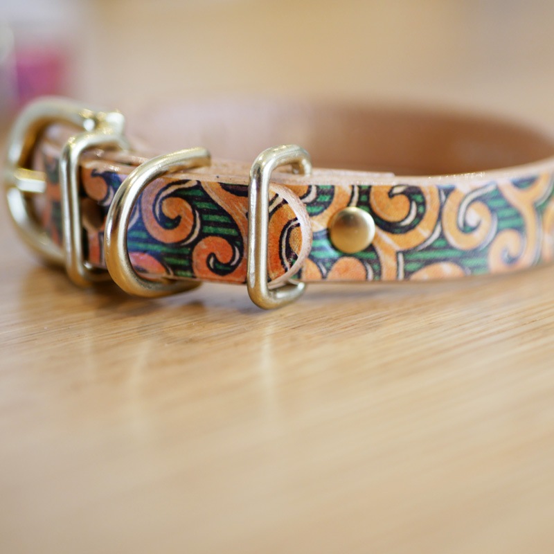 Framer アートなグラフィック本革首輪 ポップな唐草模様　グリーン　真鍮無垢金具 サイズSS～L ベルト幅16mm #23462