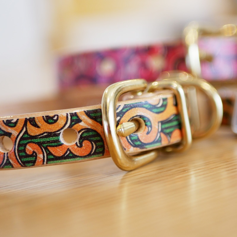 Framer アートなグラフィック本革首輪 ポップな唐草模様　グリーン　真鍮無垢金具 サイズSS～L ベルト幅16mm #23462