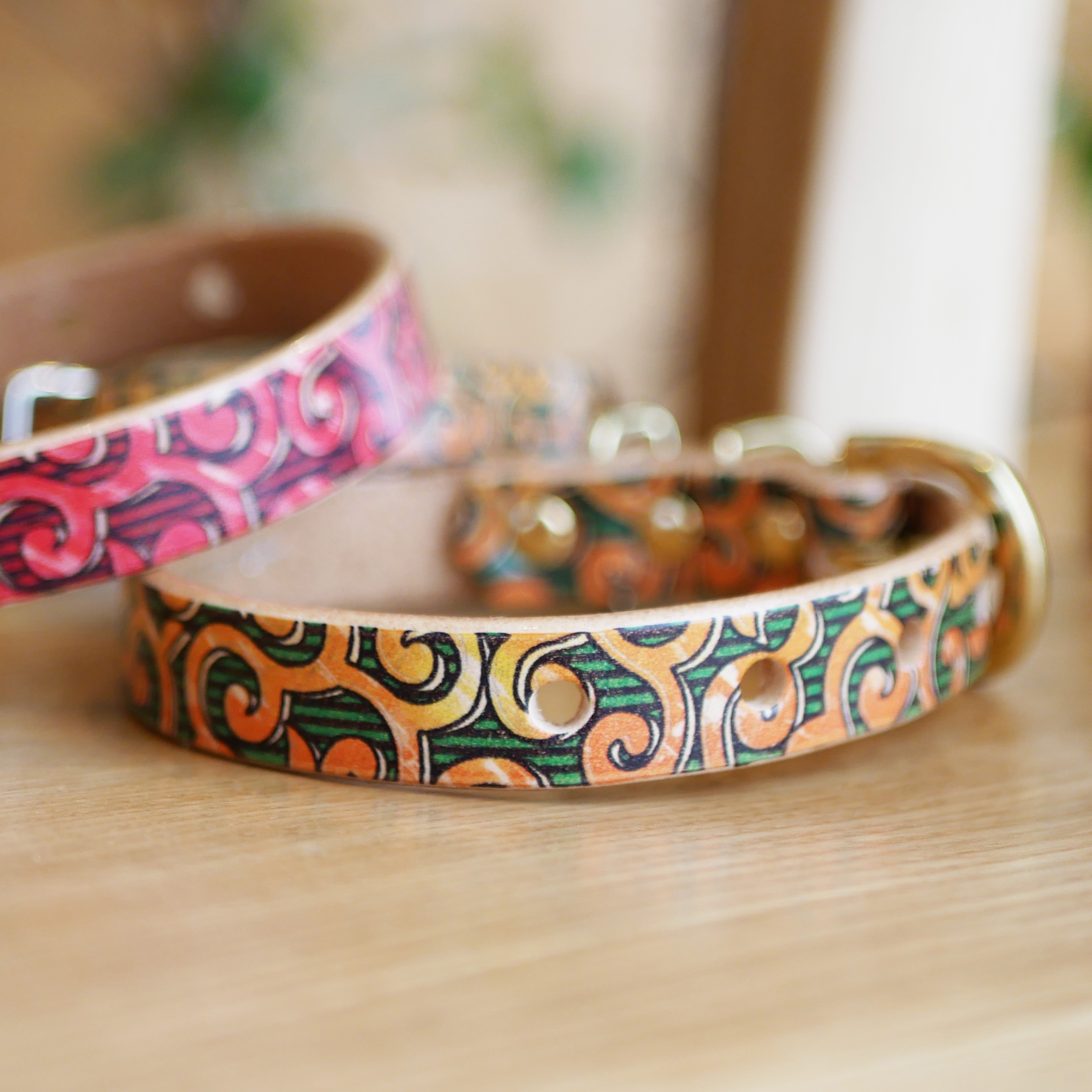Framer アートなグラフィック本革首輪 ポップな唐草模様　グリーン　真鍮無垢金具 サイズSS～L ベルト幅16mm #23462