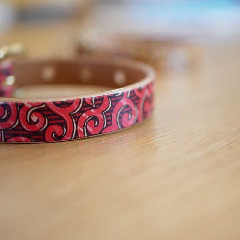 Framer アートなグラフィック本革首輪 ポップな唐草模様　マゼンタ　真鍮無垢金具 サイズSS～L ベルト幅16mm #23463