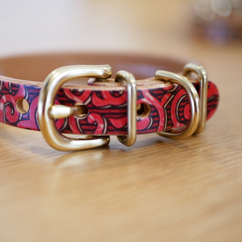 Framer アートなグラフィック本革首輪 ポップな唐草模様　マゼンタ　真鍮無垢金具 サイズSS～L ベルト幅16mm #23463