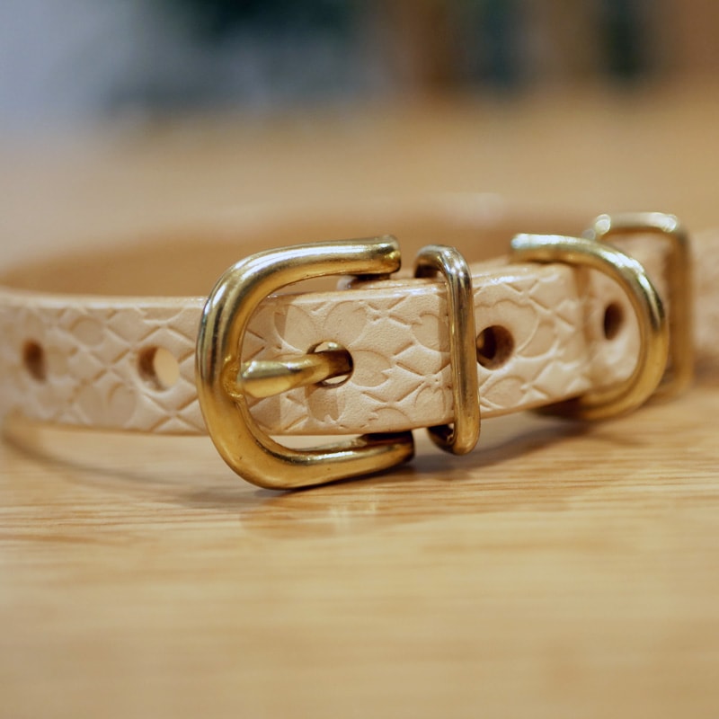 [#A8894]サクラ犬具製作所　本革　桜　菱文様　和柄型押し模様首輪 　日本製