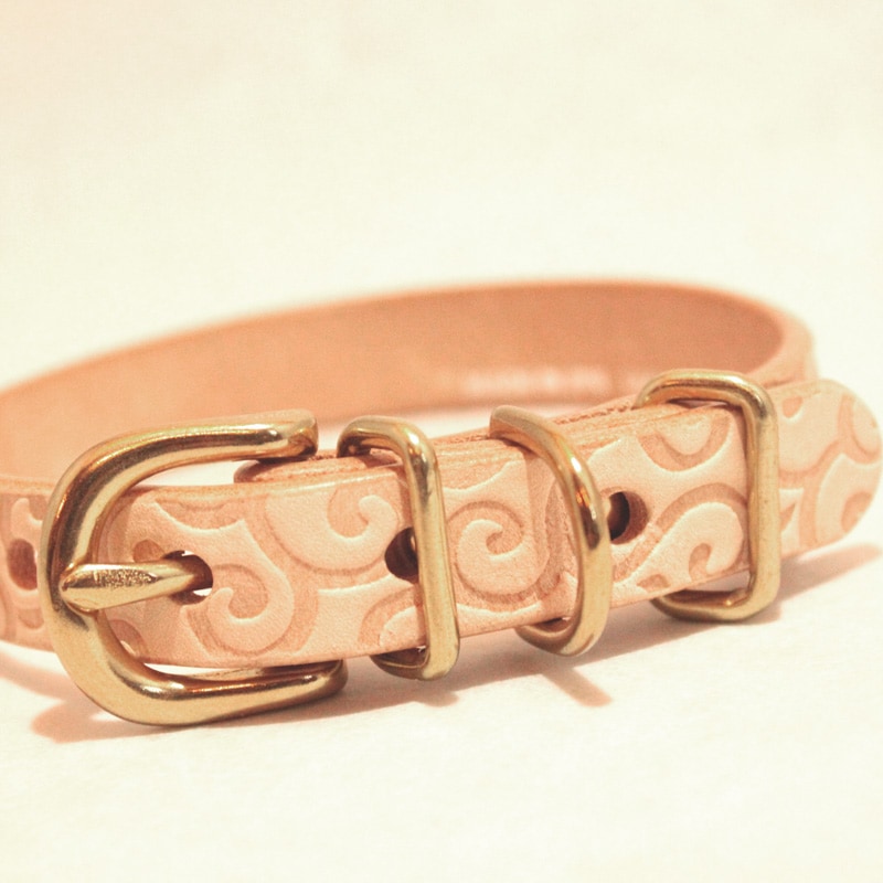 [#A8891]サクラ犬具製作所　本革　唐草型押し模様首輪 からくさ　日本製