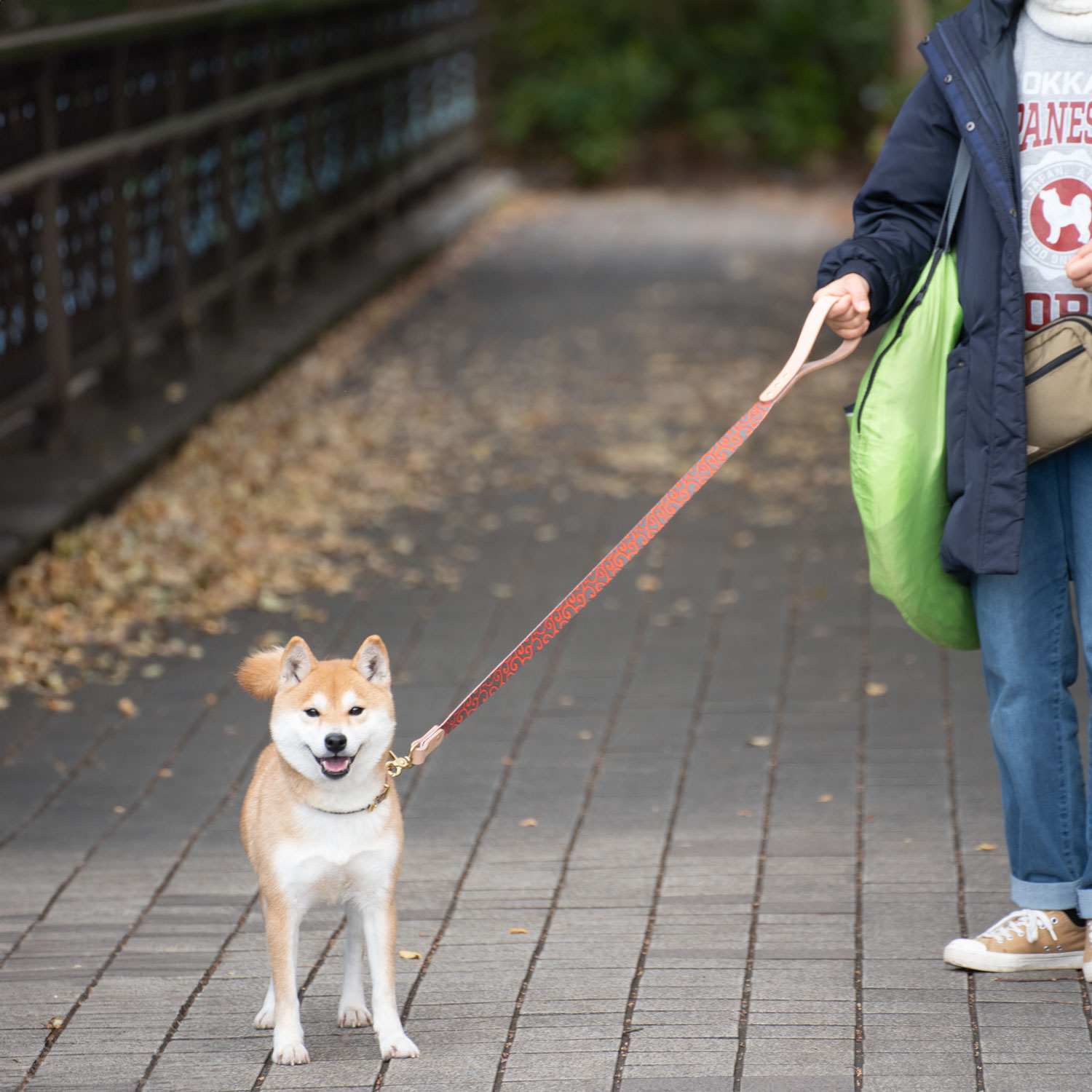 リバーシブル唐草模様リード　真鍮製ナスカン　　小・中・大型犬用16/24mm幅　持ち手ヌメ革　　A2680