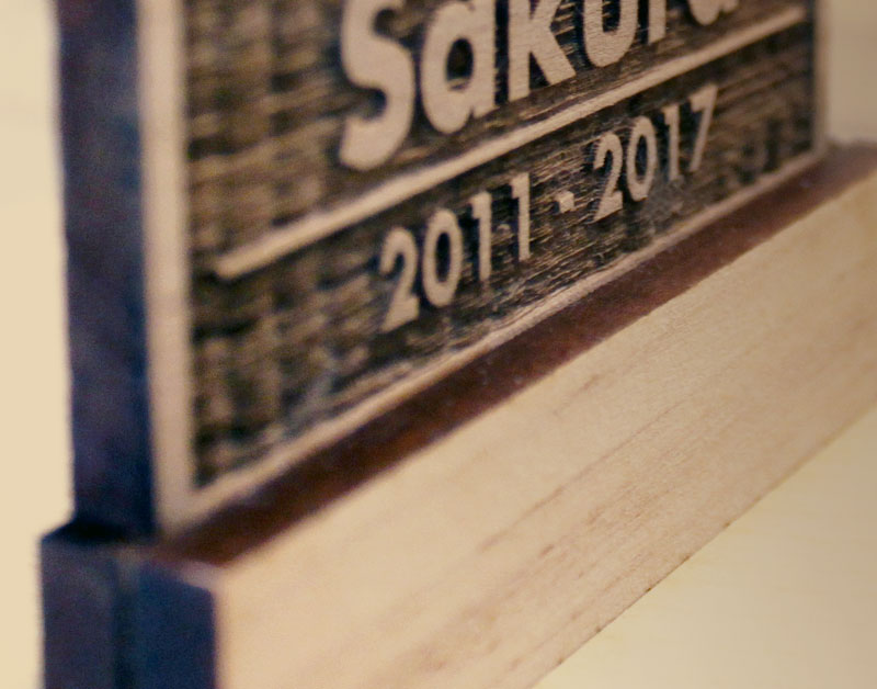 仏壇やフォトフレームの脇における『木製ネームプレート』　メモリアル　ペット位牌　ウッドネーム