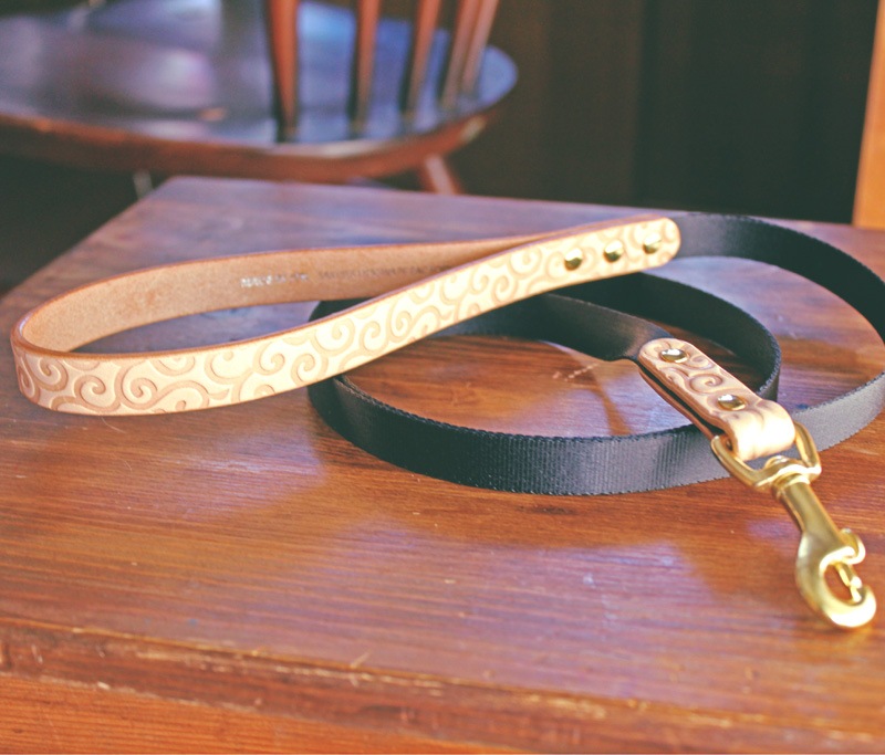 [#A8891]サクラ犬具製作所　本革　唐草型押し模様首輪 からくさ　日本製