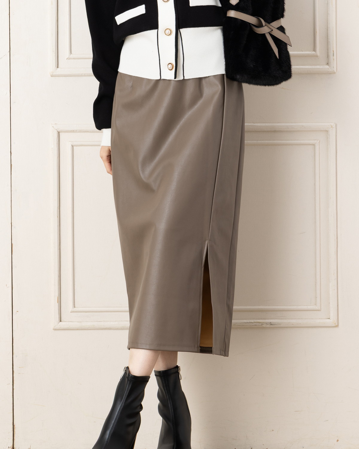 【DE LA VALI／デ・ラ・ヴァリ】フェザー装飾 スリットロングスカート ストライプロングスカート