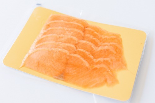 北海道産鮭スモークスライス60g(D)