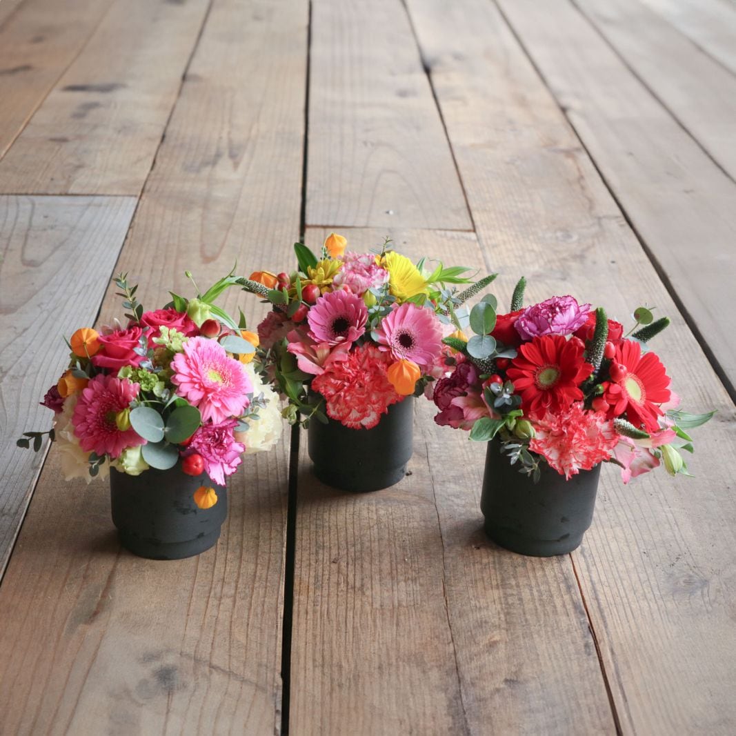 【母の日2026】お任せカーネーションアレンジ（5月6日（水）-5月10日（日）のお届け）