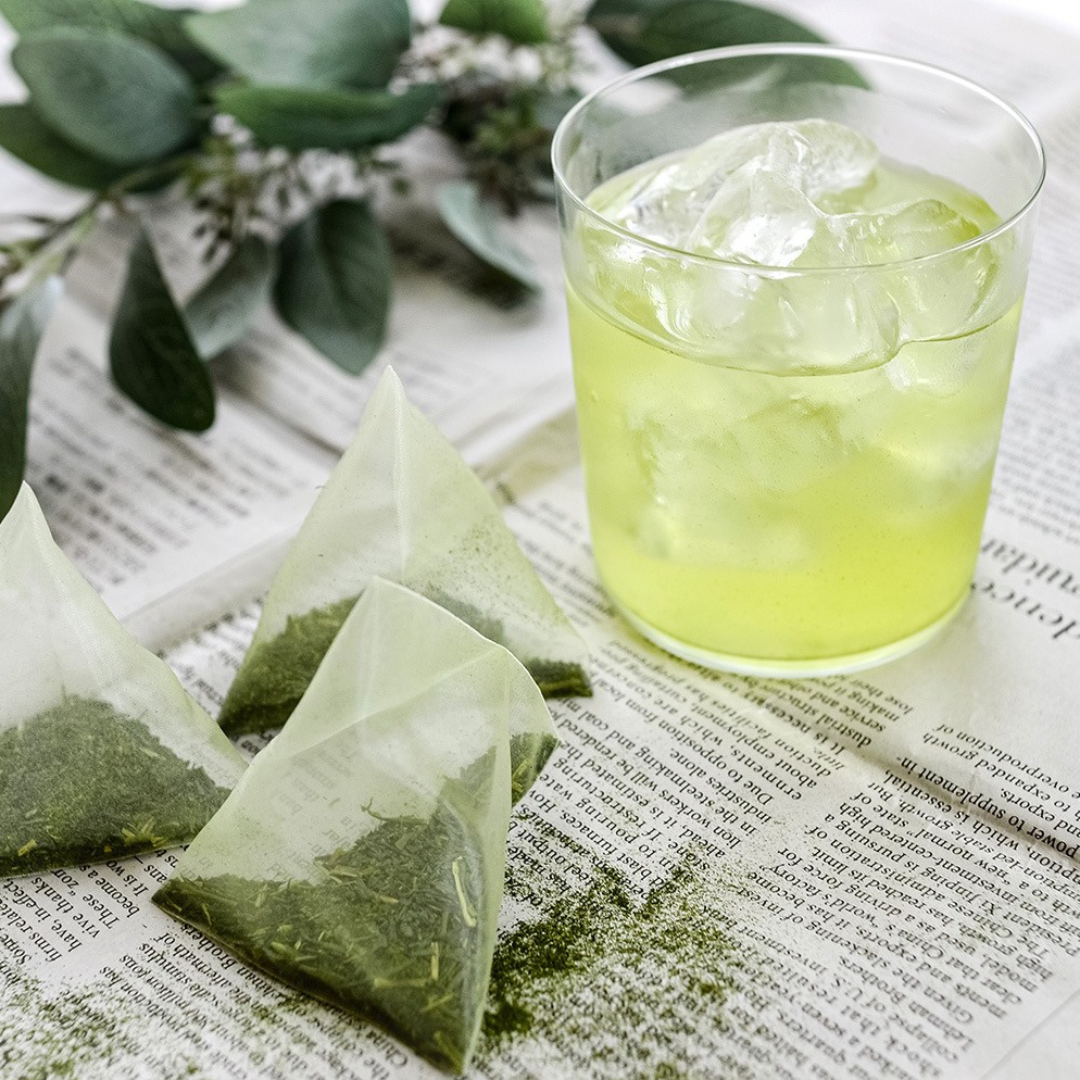 【母の日2026】お任せカーネーションアレンジ＆お茶セット（5月6日（水）-5月10日（日）のお届け）