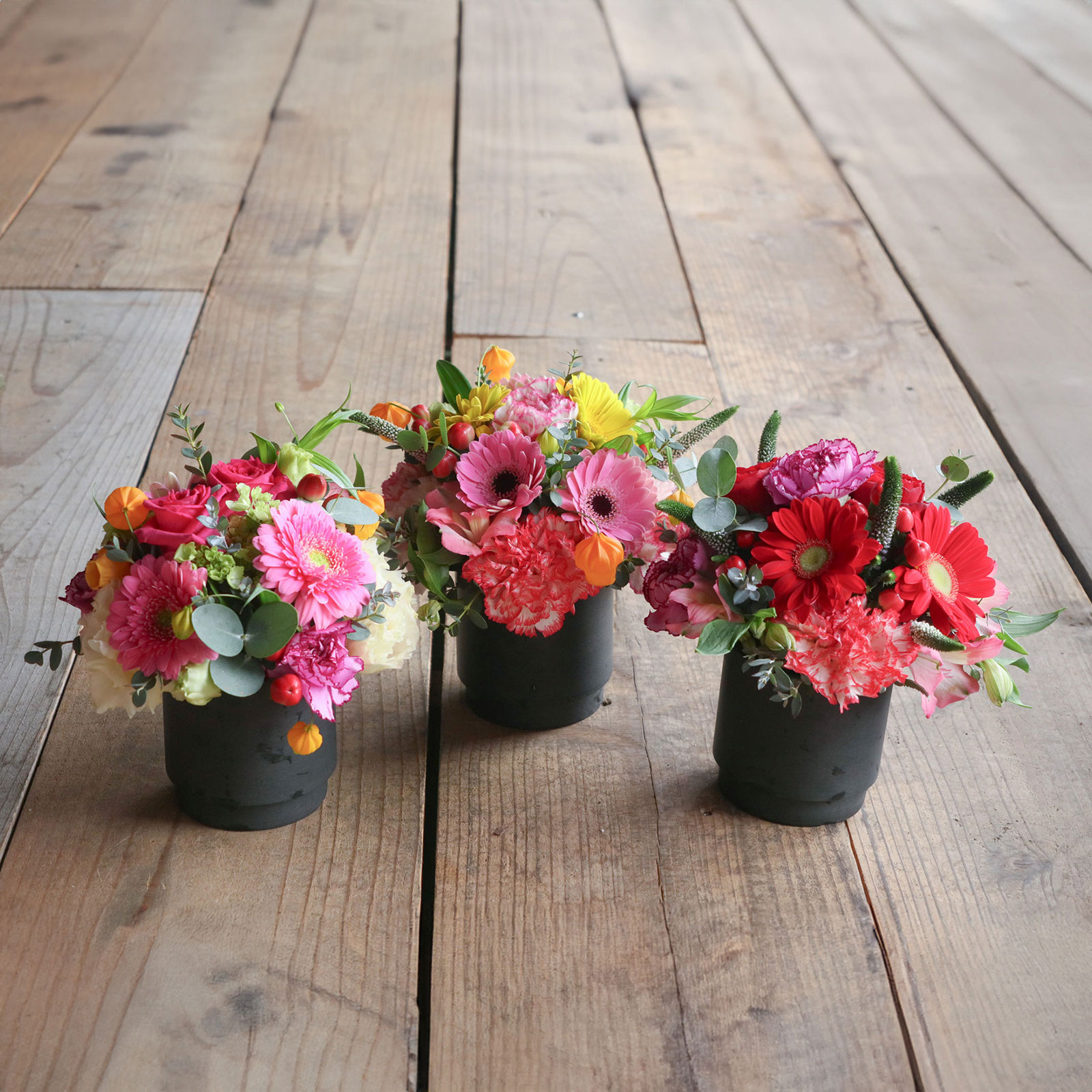 【母の日2026】お任せカーネーションアレンジ（5月6日（水）-5月10日（日）のお届け）