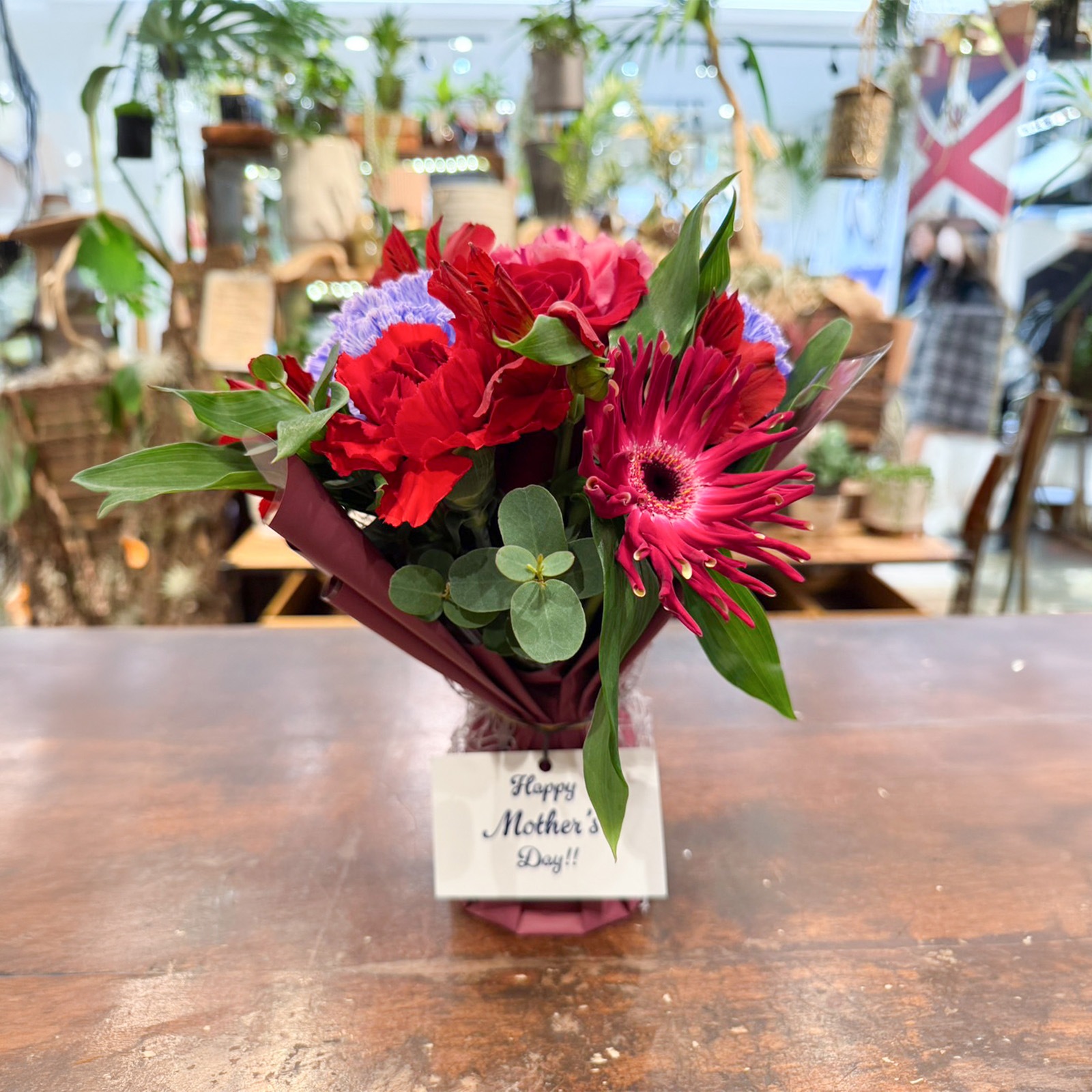 【母の日2026】パルフェブーケ・レッド（パープル）（5月6日（水）-5月10日（日）のお届け）