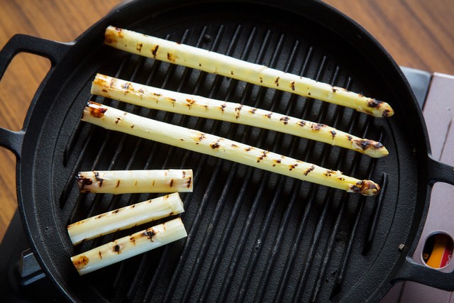 ホワイトアスパラガス白い果実　Excellent　朝霧