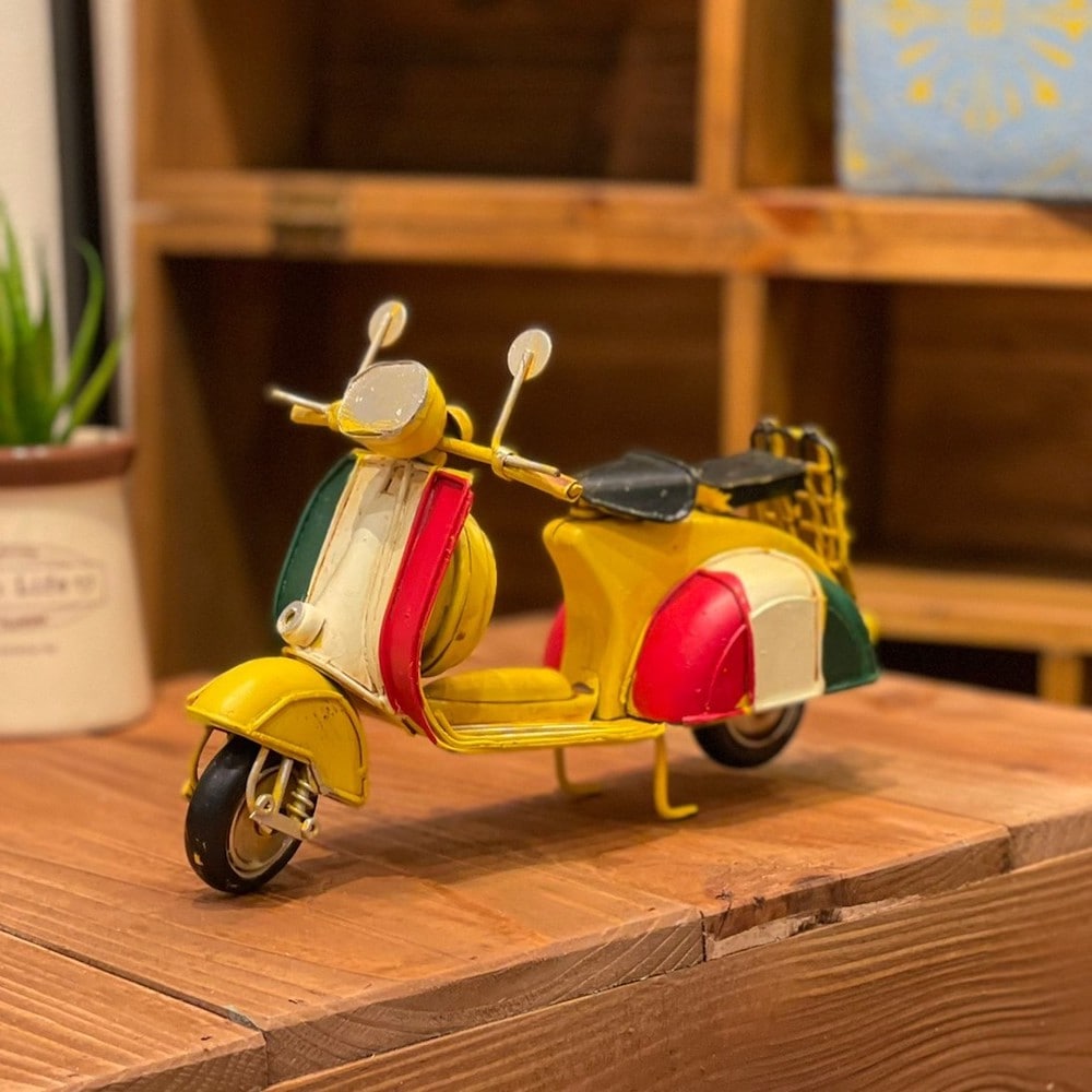 ☆レトロ vespa ヴェスパ ブリキ 三輪車 バイク型 赤 YOUNG LION